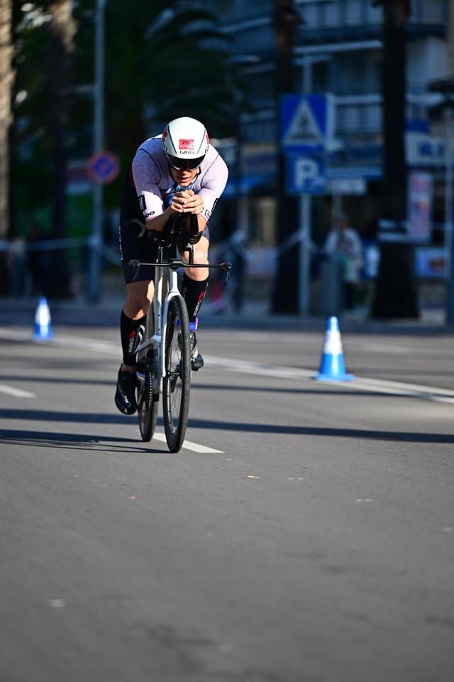 Entrenador de ciclismo y triatlón de larga distancia entrenando en carretera, Tarragona