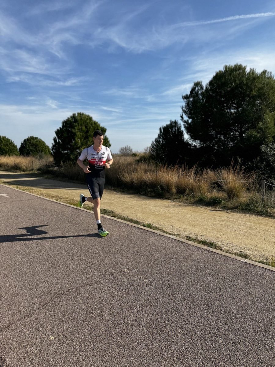 Jacob Sánchez, CEO y entrenador de Pace & Power, corriendo en una competición de triatlón