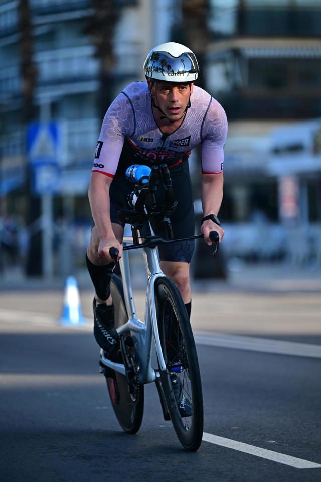 Jacob Sánchez, entrenador de triatlón en Tarragona, en posición aero sobre bici de contrarreloj